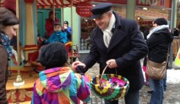 Steffen-Claudio Lemme unterwegs, um seine Ostergrüße zu verteilen