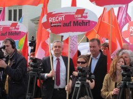 Steffen Lemme und Burkhard Lischka beim Equal-Pay-Day am Brandenburger Tor