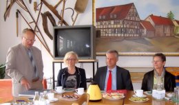 PK: Siegfried Junker (SPD-Bürgermeister), Dr. Annette Rommel (Vorstand Ärztekammer Thüringen), SCL, Dipl. med. Regina Feldmann (Vorsitzende Kassenärztliche Vereinigung Thüringen) 